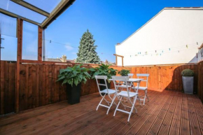 Large Modern House with Garden Sleeps 11 Guests